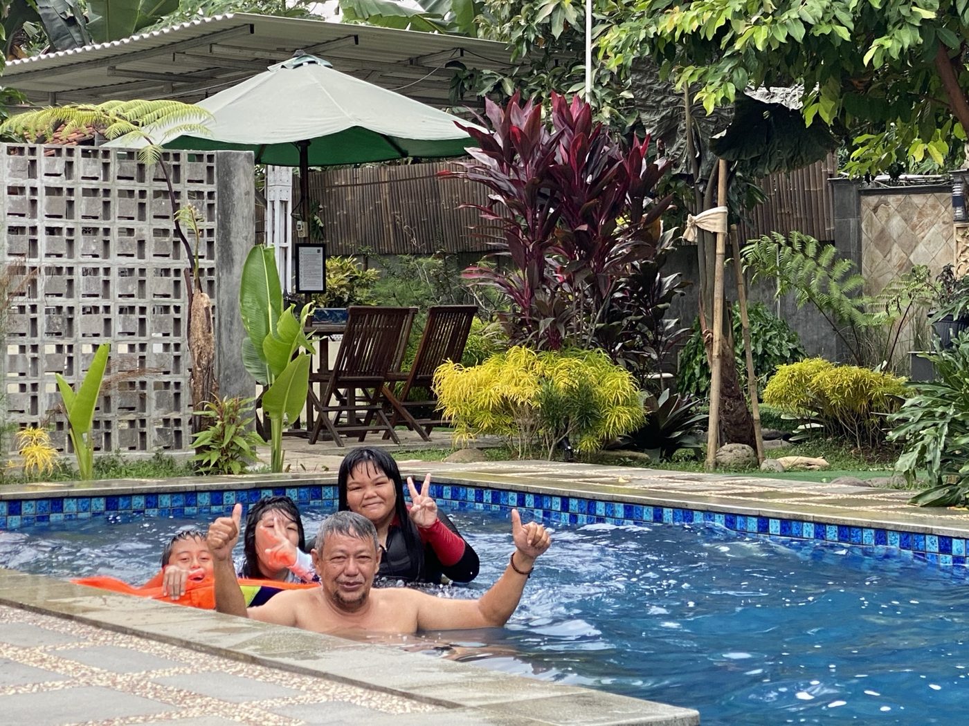 Anak dan keluarga bermain di kolam renang Pondok Bu Embay