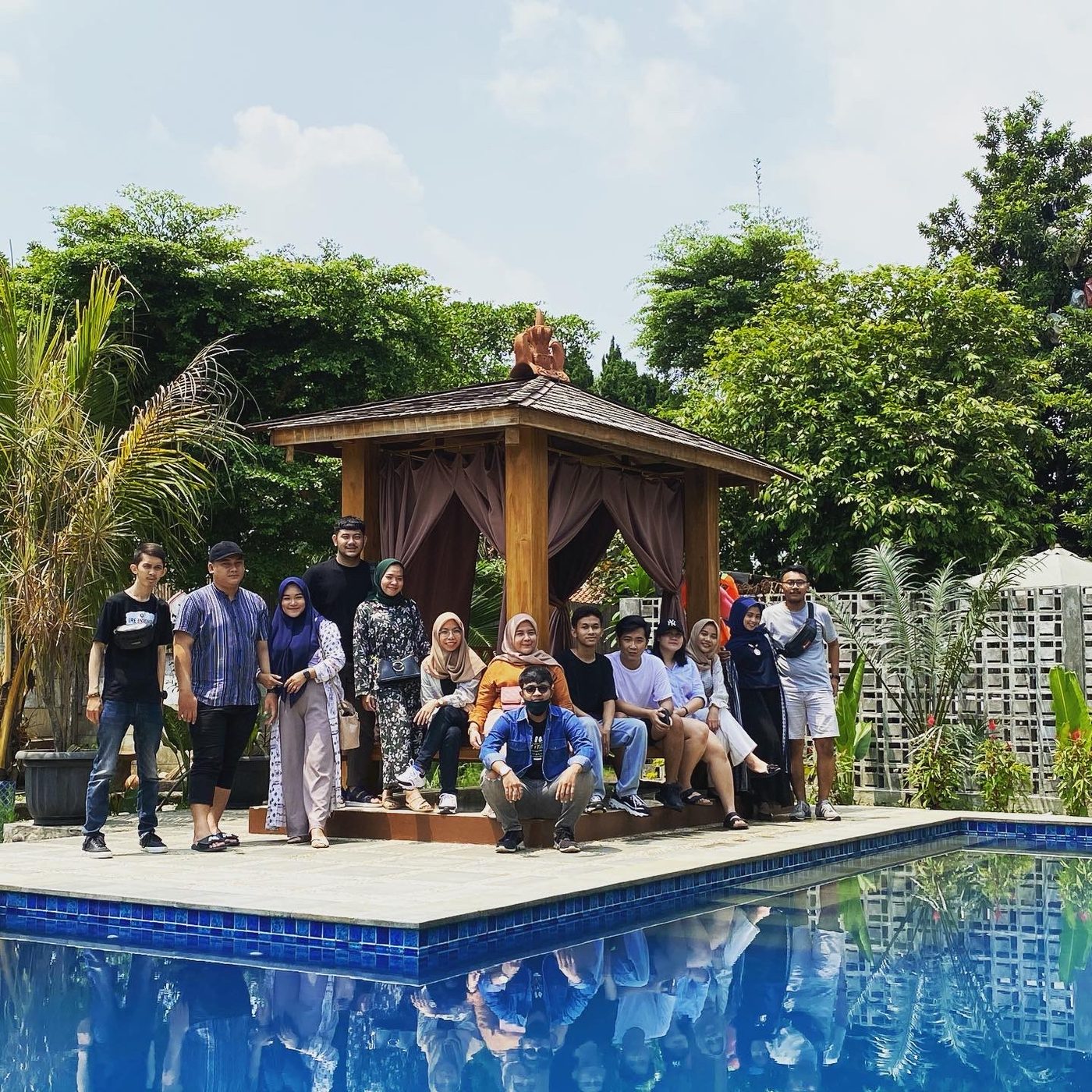 Family gathering di gazebo Pondok Bu Embay