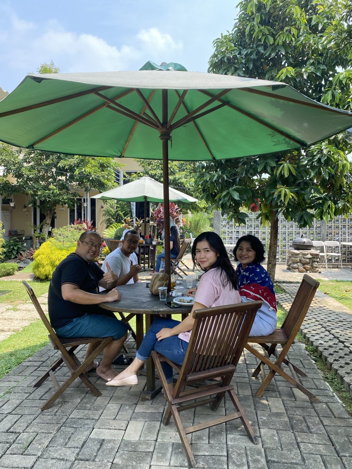 Makan santai di taman Pondok Bu Embay