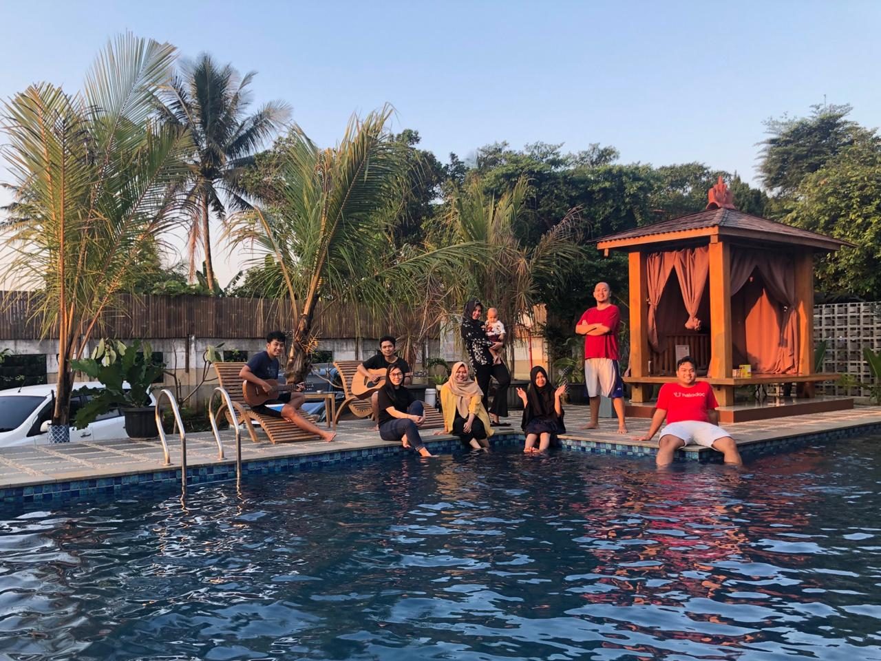 Staycation keluarga di tepi kolam Pondok Bu Embay